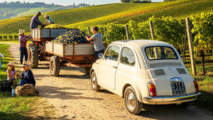 Fiat 500 d'epoca rossa tra i vigneti durante la vendemmia nelle colline del Monferrato, con contadini e bambini che raccolgono l'uva. Per ricambi Fiat 500 F L R.